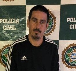 Kako7508's tweet photo. Traficante conhecido como Nem Rato, ligado ao CV, foi preso na madrugada (16/03) em Niterói pelo 12º BPM com mais 5 suspeitos e 4 fuzis.    Horas depois, acabou sendo liberado pela Justiça. 

E detalhe, ele é um dos traficantes que está causando o terror na comunidade do fonseca. https://t.co/kbtHZYQBwS
