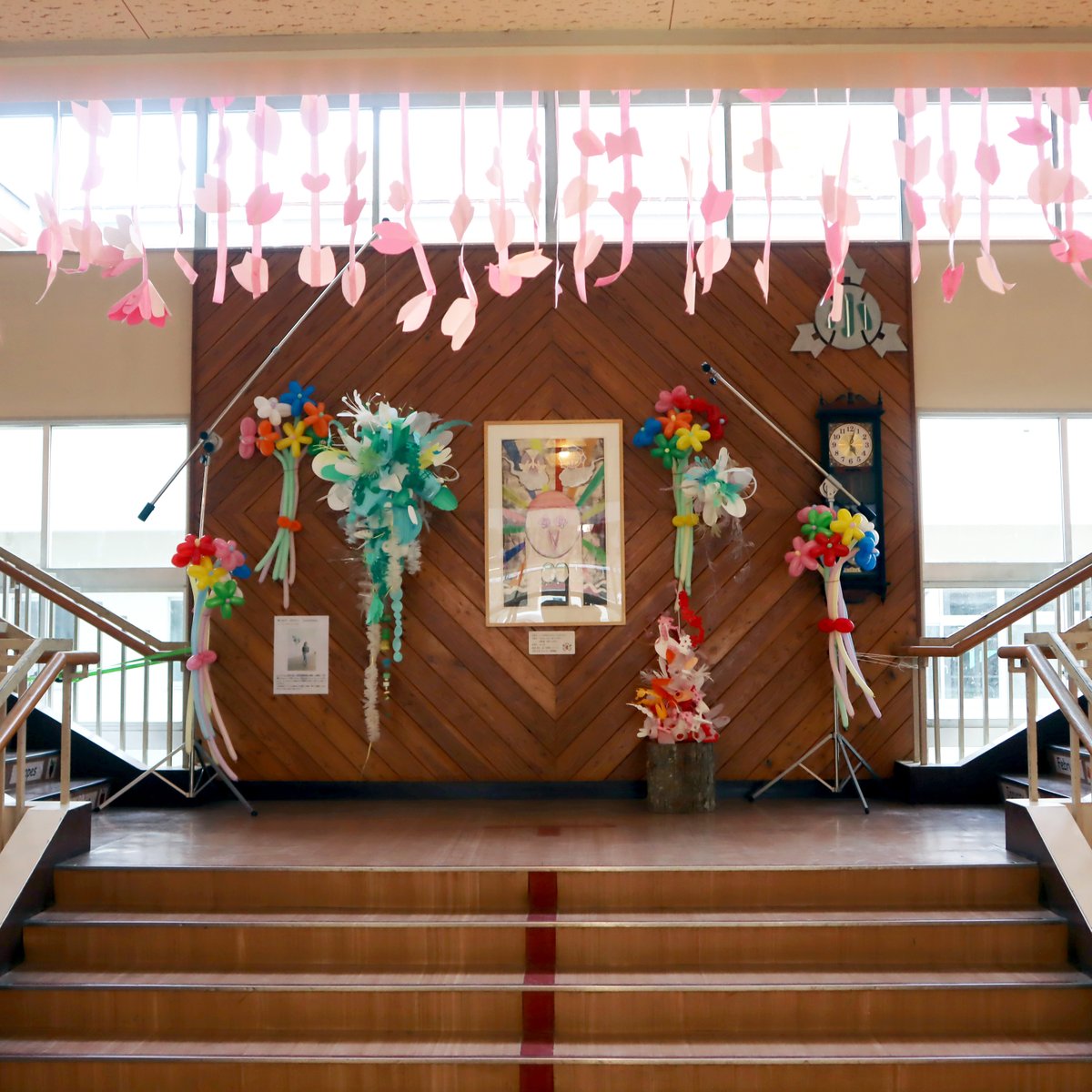 本日、小海小学校6年生の卒業式が行われます。ご卒業おめでとうございます。

というわけで小海小学校から卒業式の飾り付けを頼まれた小海町高原美術館でしたので、エントランスに舞台が作られました。

ここで記念撮影をしてもらえると嬉しいなと思います。