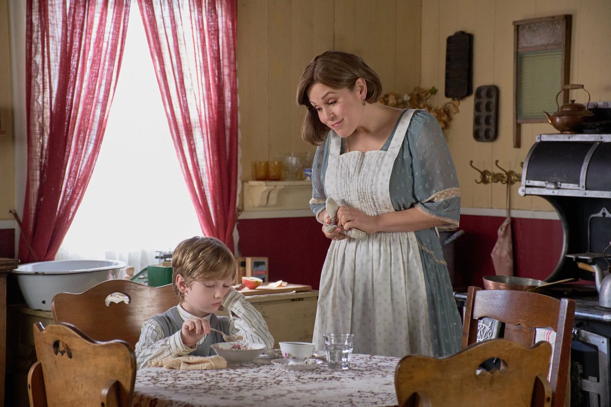 When Calls the Heart tweet media