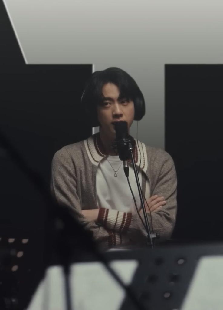 1204lookbook's tweet photo. Jin is wearing cashmere zip-up cardigan by BARRIE for ‘BTS: The Return’ Netflix Documentary 

#JIN #JINonNETFLIX #방탄소년단진 https://t.co/TjqbMO570S