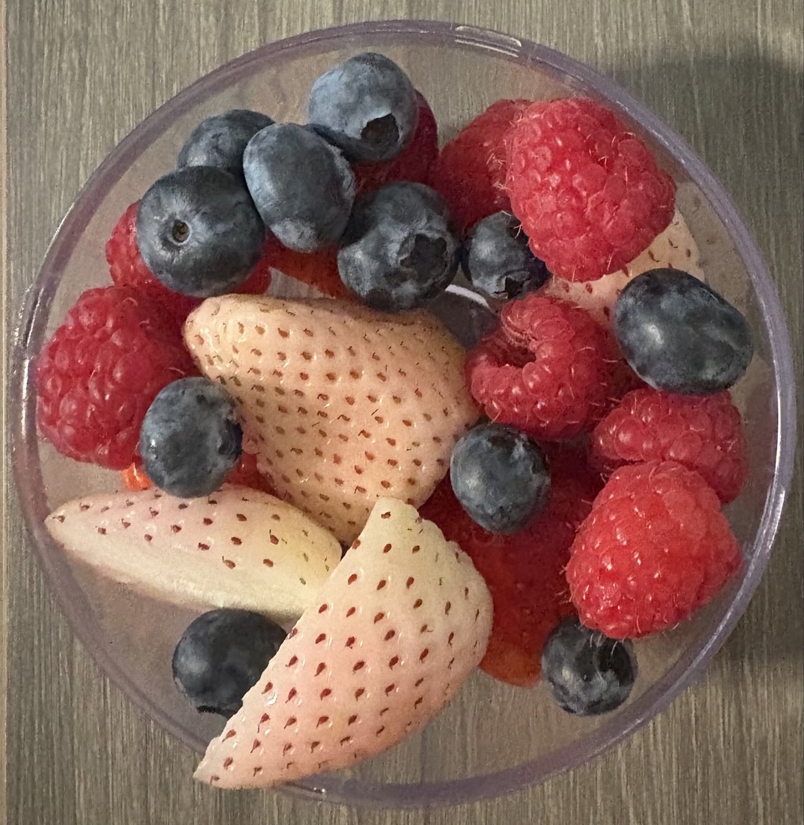QueenHart1's tweet photo. A little snack before bedtime https://t.co/GGIbEgPxAK
