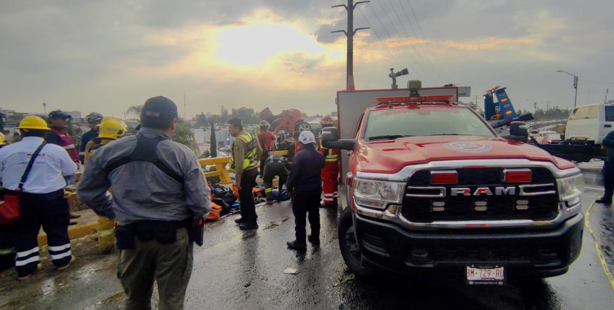 🚨👩🏻‍🚒🧑🏻‍🚒 Protección Civil y Bomberos de #SanAndrésCholula brindó apoyo intermunicipal en un accidente de tránsito en el Periférico Ecológico, a la altura de #SanPedroCholula, donde un vehículo quedó suspendido en la estructura de un puente.

🧵 1/2