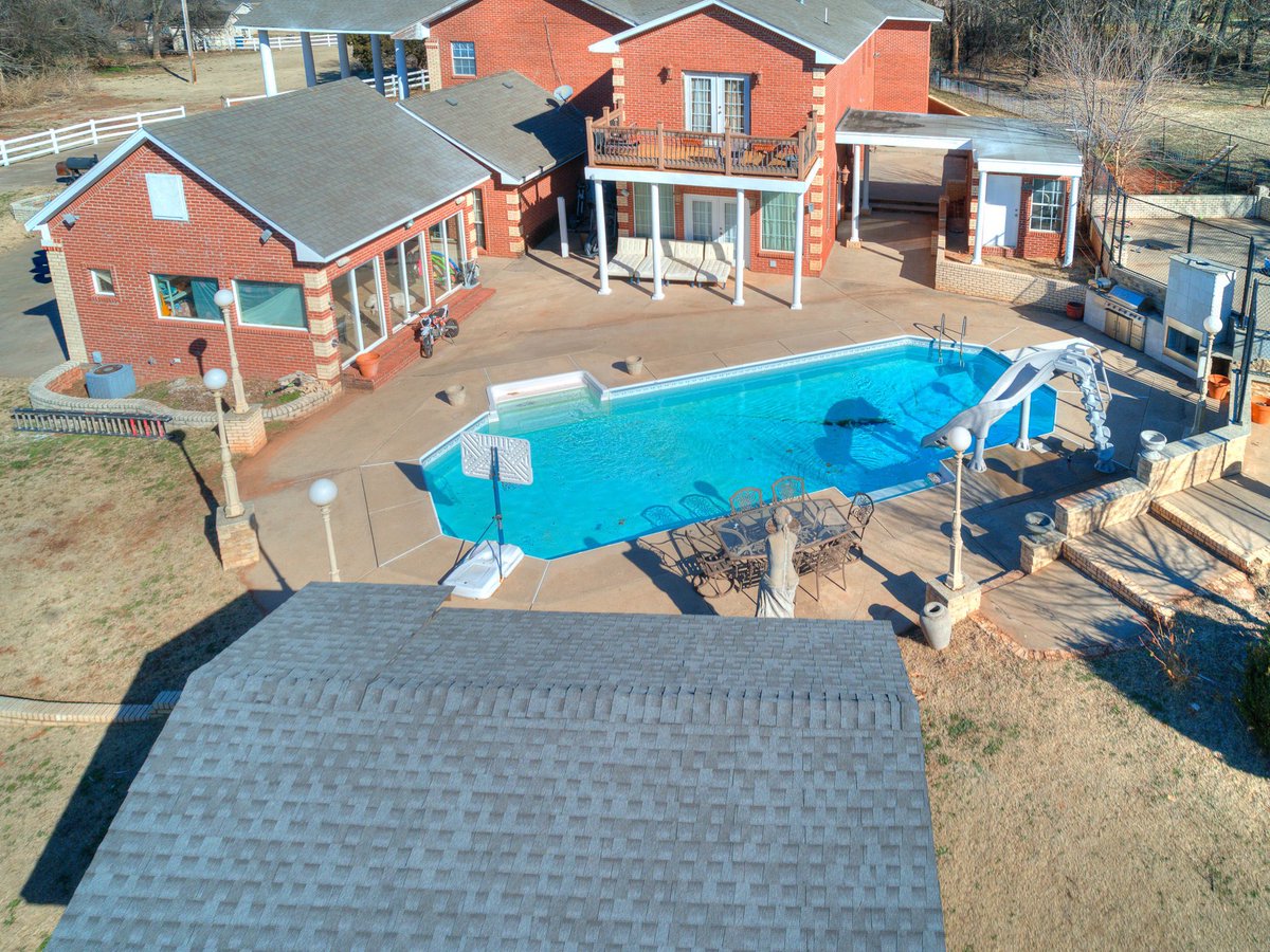 Zillow Gone Wild 🏡 tweet media