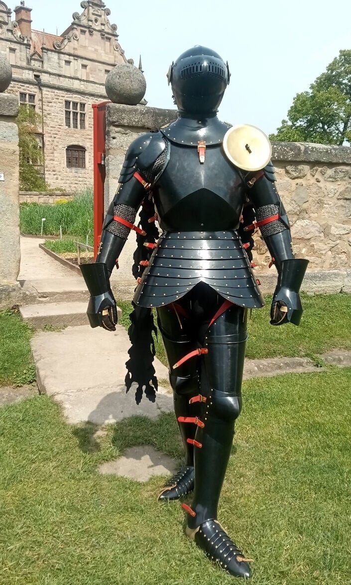 TimothyEveland's tweet photo. The Game of Thrones armor would look so much better if the breastplates simply narrowed at the bottom to give the hourglass look that plate armor is known for. Without that it automatically looks off, and why do all the pauldrons need to be the exact same design on every harness?

Here are some much better designs to compare with.