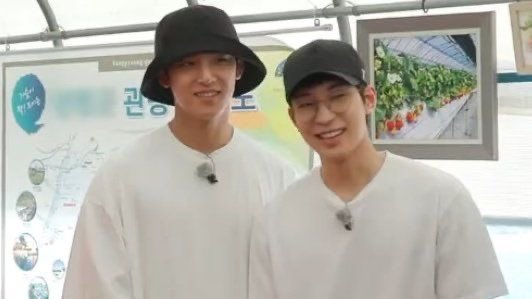 wongyurijib's tweet photo. perfect height difference for forehead kisses 😚 https://t.co/ayRLZ4Xdkn
