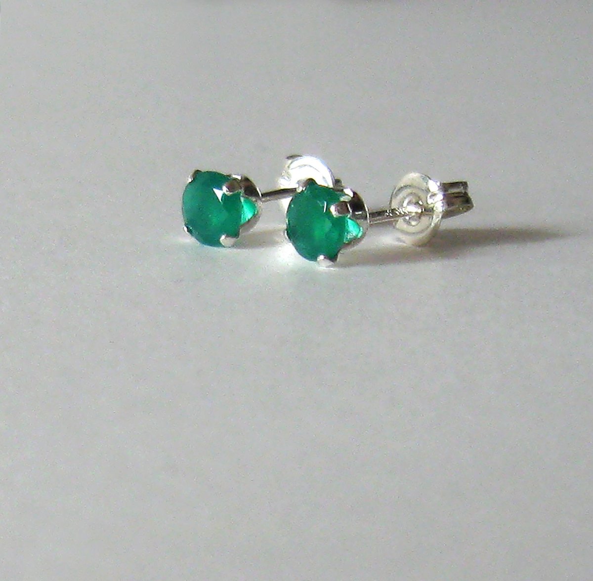 sendinglovegems's tweet image. Green Onyx Gemstone Studs, 4mm Emerald Green Stones, 925 Sterling Silver Post Earrings tuppu.net/1826fed7 #SendingLoveGallery #Etsy #EarringStack