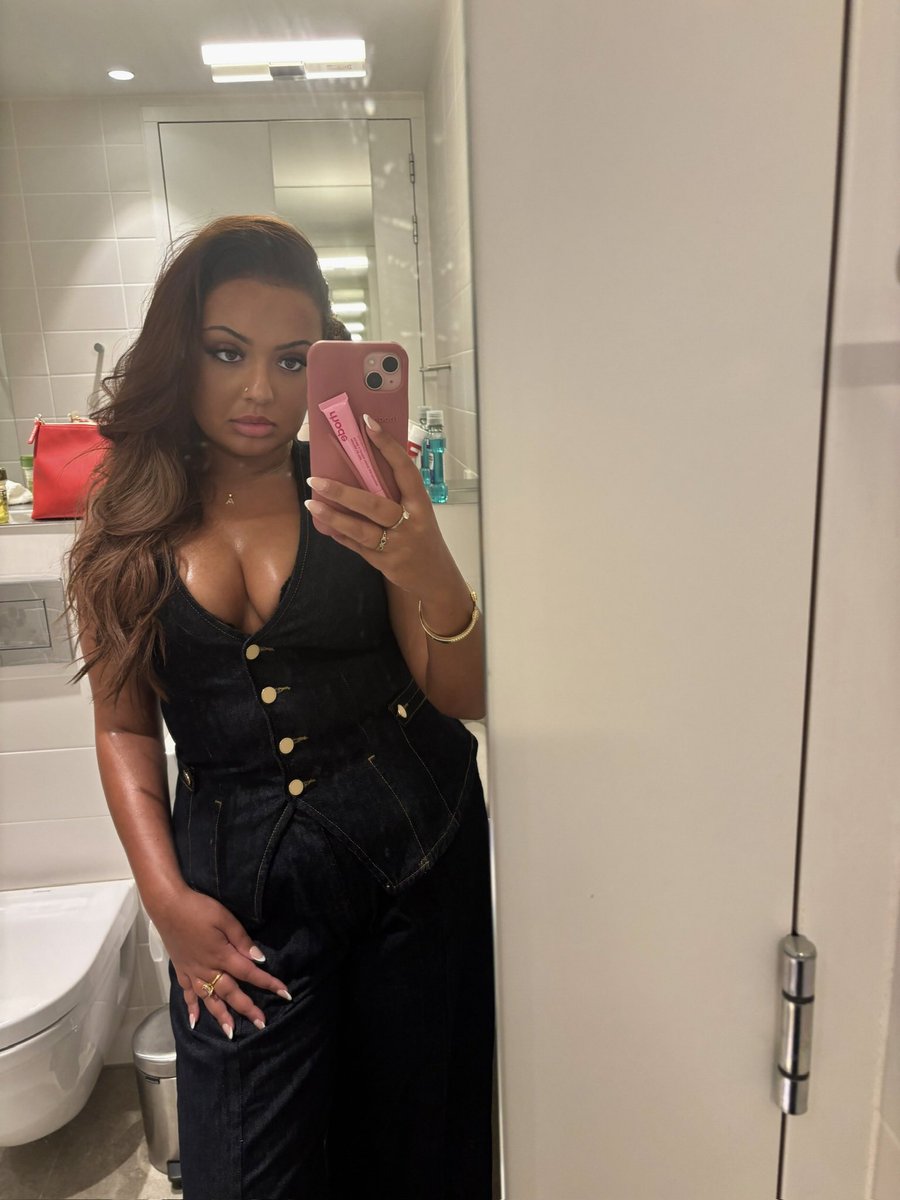 THEVALDIAZ's tweet photo. Be honest what would you do in this bathroom with me?

#fypシ゚ #fypシ゚viral #ukgirls  #british #princess #brat https://t.co/ijo44cGHtb