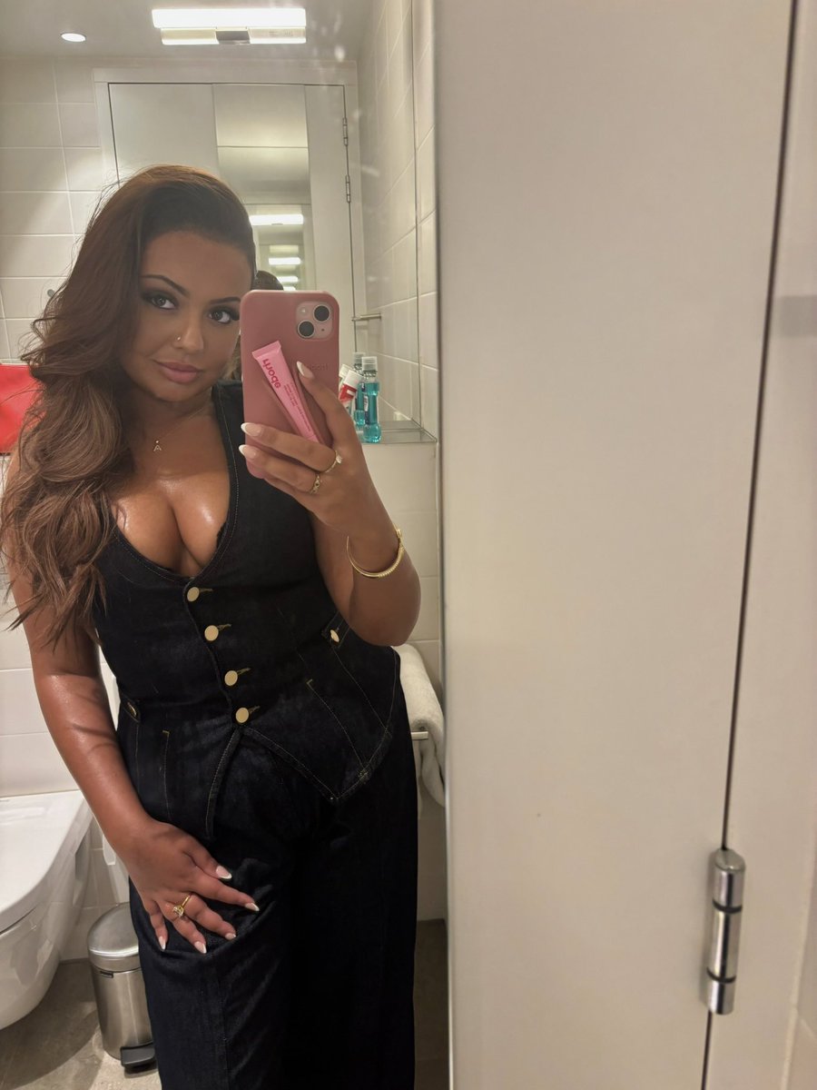 THEVALDIAZ's tweet photo. Be honest what would you do in this bathroom with me?

#fypシ゚ #fypシ゚viral #ukgirls  #british #princess #brat https://t.co/ijo44cGHtb