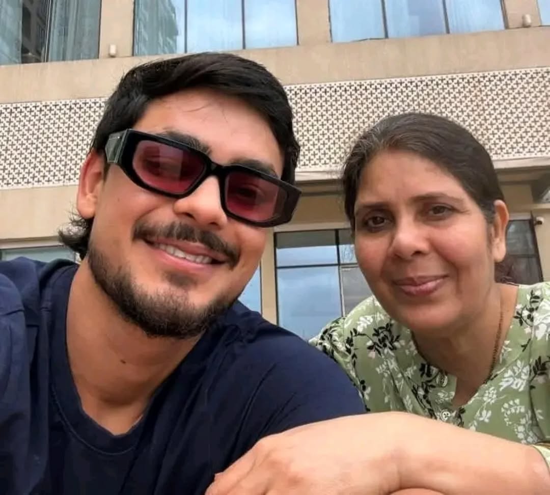 ImTanujSingh's tweet photo. ISHAN KISHAN WITH HIS MOTHER. ♥️ https://t.co/1xxS4SqHFi