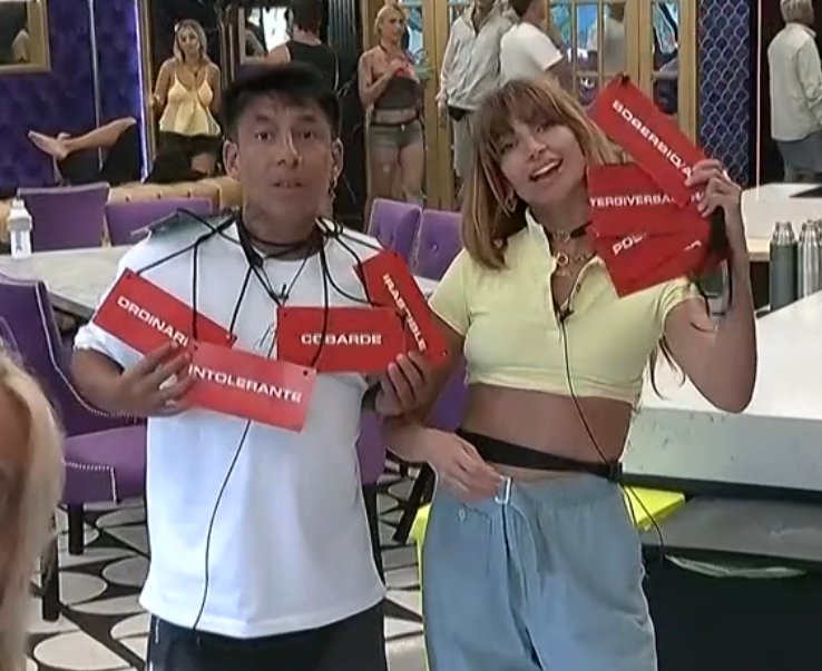 Beluu_26_'s tweet photo. Sol reina total😘💋
El de al lado, un pelotudo🖕🖕
#granhermano #solalafinal #telefe https://t.co/I2307Wh2su
