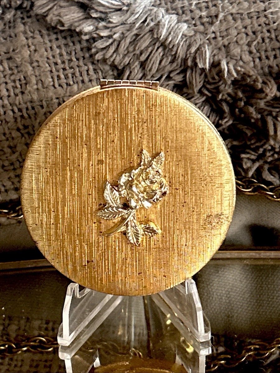 DARLINGXXDARLA's tweet photo. #VintageCompact #DuBarry #VintageBeauty #PowderCompact
#VanityCollectible #VintageMakeup #GoldCompact #MidCentury
#VintageFinds #DarlasVintage #OriginalPuff #VintageGlam Du Barry Powder Compact Vanity Original Makeup & Puff Gold Tone Case https://t.co/7sa7QAWlB3 #eBay via @eBay https://t.co/pUcER1wviX