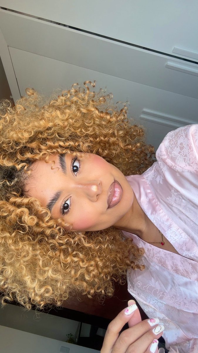 Gabriela Pina🪞 tweet media