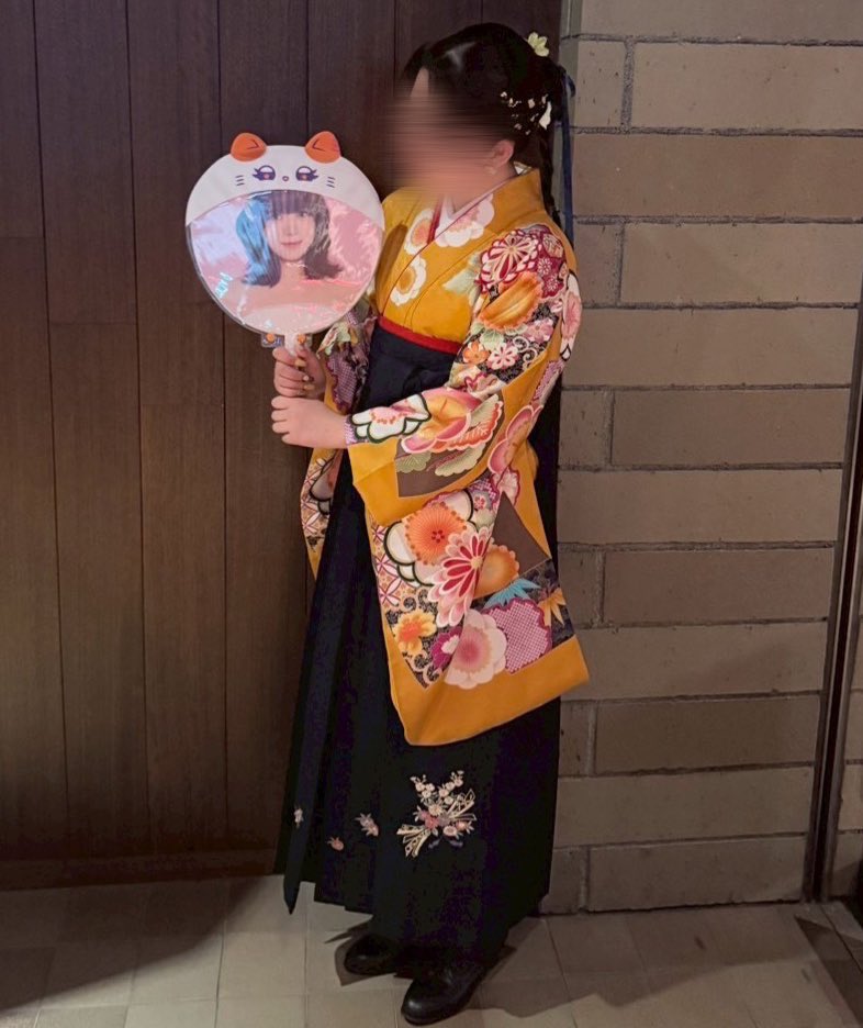 chi_ebi0o22's tweet photo. 無事に専門学校卒業出来ました‼️
高校で3年間、地元を出て専門学校で2年間、計5年間本気で料理と向き合えました🧑🏻‍🍳

就職しても自分のペースで推し活していきたいのでこれからも仲良くしてください🙇🏻‍♀️
あんなお花ありがとう🫶🏻 https://t.co/KqcmJYK0EW