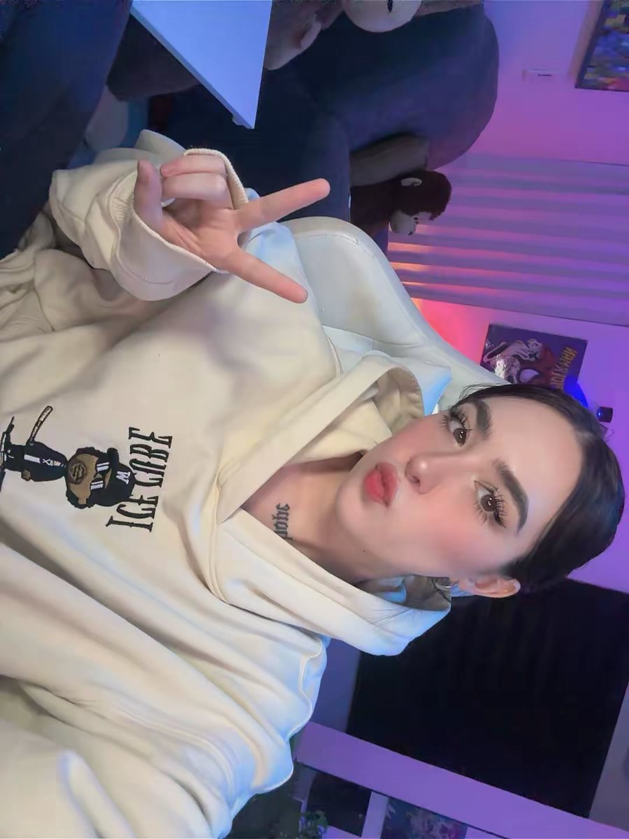 twitch.tv/emilyhvo ya estoy en vivo:)