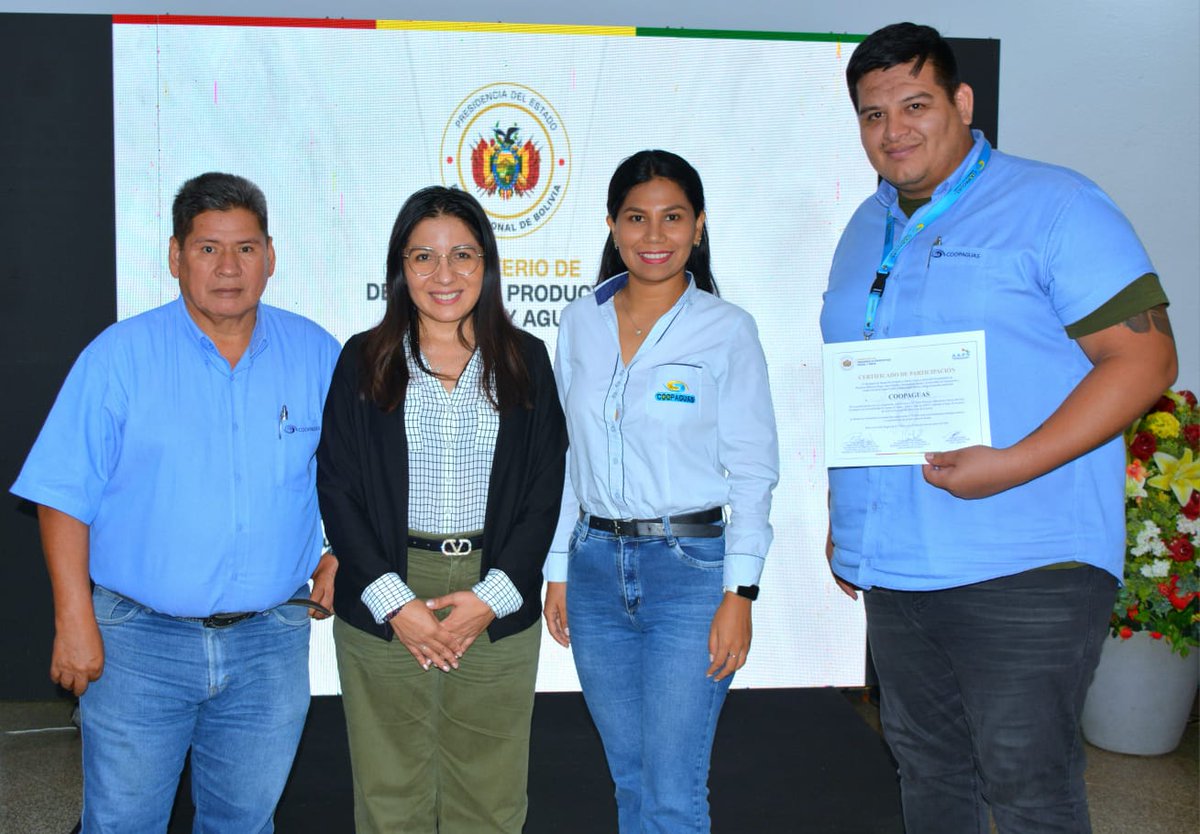 AmbienteyAgua's tweet image. #FexpoAgua2026 | La viceministra de Recursos Hídricos, Riego, Agua Potable y Saneamiento Básico, Viviana Mariscal Montaño, participó en la clausura del taller práctico “Elaboración Técnica del Plan Estratégico de Sostenibilidad de Fuentes de Agua”. 
#SiempreBolivia #EPSAS