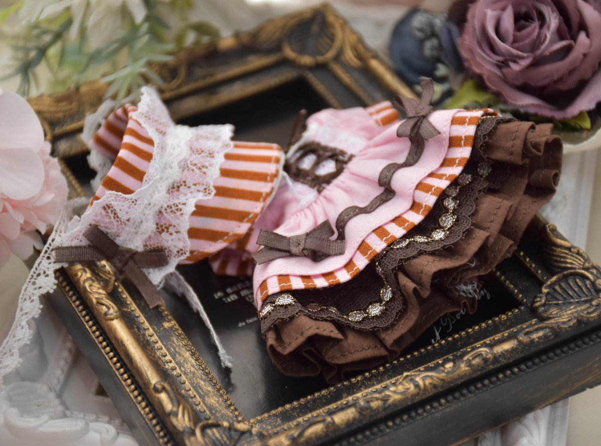 【新作】
イチゴチョコカラードレスセット
1/12ドールサイズ

チョコミントカラーの色違いドレスです。
ドレス、ハーフボネ、レースパニエの3点セットです。

#アイドール東京 76
2026年3月21日(土)
東京ビッグサイト 西3･4ホール

Arcadian　B-25,26

他にも色々取り揃えてお待ちしてます！