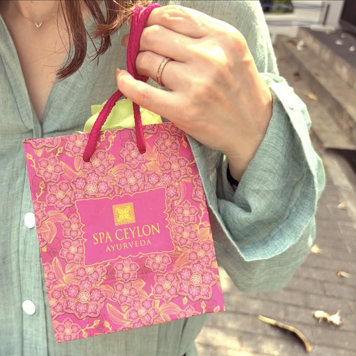 masayoshikikuta's tweet image. 旅行に連れて来たのに、まだ買わされる
#スリランカ🇱🇰 #spaceylon