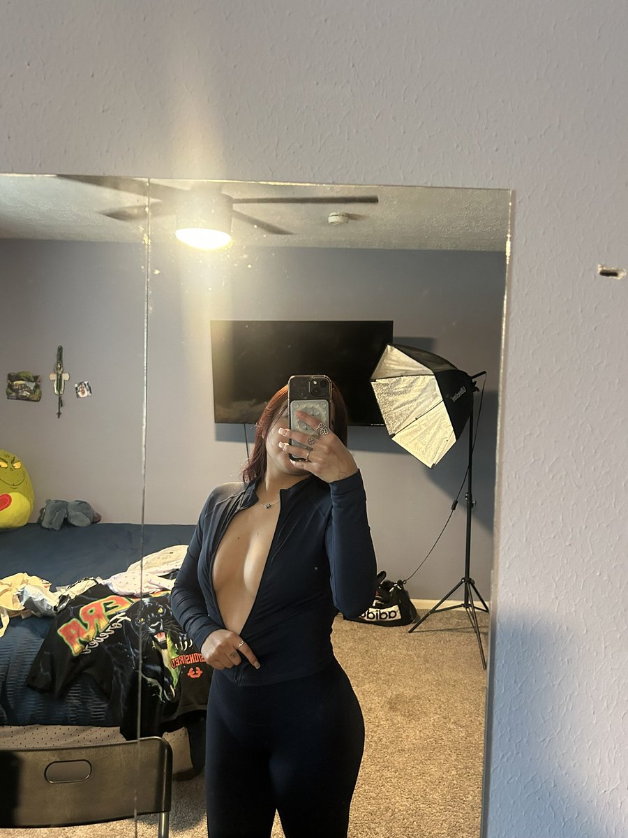 estvnom2's tweet photo. @avaswimm remove the jacket 👀 https://t.co/W1kqDpCD9D