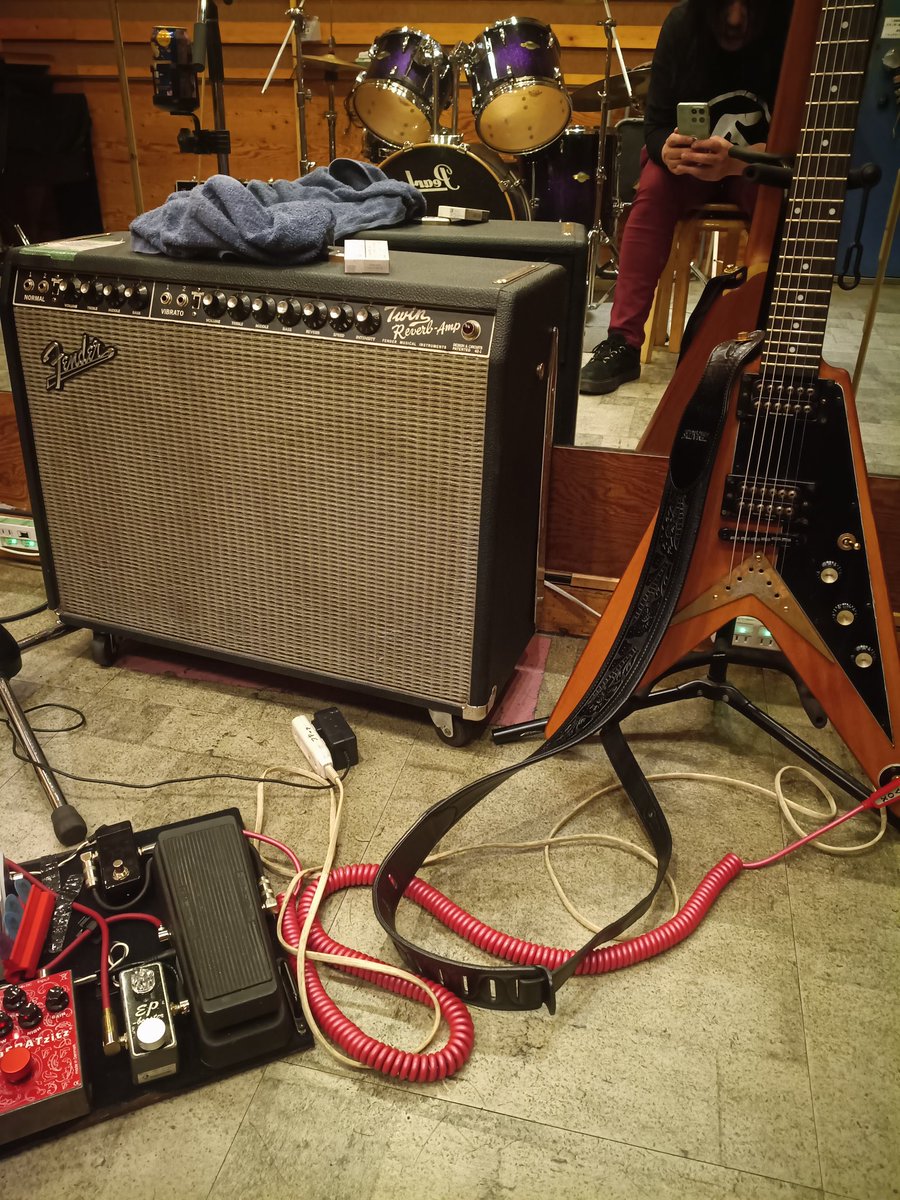 音はヨシ。サボった分最近頑張ってたら手が疲れてます。
いよいよ久々のライブです。
出番トップ19時です。
久々に見てくださいね。
3/20荻窪ドクターです。
ギターは昨年とは変えて私の度重なるオペにより愛着が止めどないこれで行きます。
