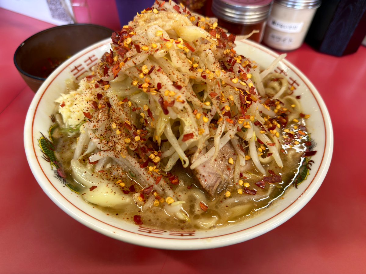 RicardPernod's tweet photo. ラーメン二郎 ＠ 一之江 大(¥1000)＋全部(¥0)＋🌶️粗挽唐辛子(¥0)＋生玉子(¥50)。がっつりカプサイシンTuneのTuesday。(☝՞ਊ ՞)☝唐辛子塗れの固形アブラがCelebrationする美盛りヤサイの旨さと脳天を貫くFZ染み麺がBon AppétitをPresent4U。 https://t.co/ud78HEdusp
