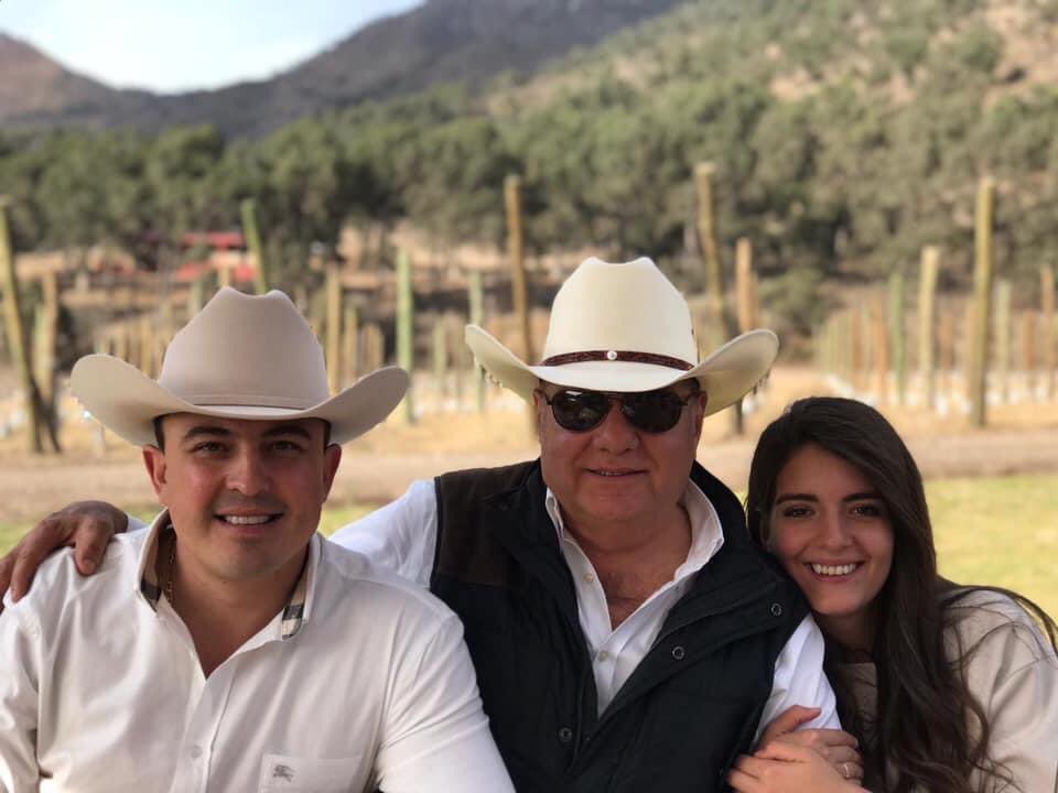 Reypereznegron's tweet photo. Hoy cumple años otra d las MUJERES D MI VIDA, la menor d mis hijas, @epereznegron a quien, le deseo lo mejor siempre y d quien, junto con
@nayepereznegron recibí la satisfacción del verdadero disfrute d la paternidad, mis 6 primer@s Niet@s: LuisPablo, Bosco, Luisa, Marié y Sofía https://t.co/RRHbjcSv4s