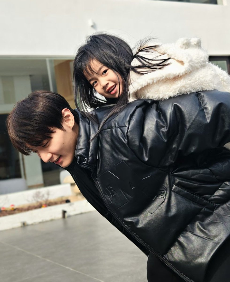 cutie Ningniang
with best uncle Xie Qi 😍

and the fact that she will grow up under their care 🥹

#PursuitofJade