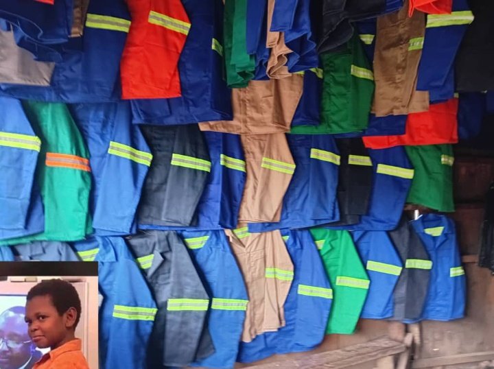 I was trusted to work with ZAMANI Holdings Group last week and this is what I delivered🥹 (Worksuits +Embroidery service) Tiyankuleni nanu mutchene, while observing safety 😄
Worksuits-k43,000
Embroidery-k10,000 depending on type
We also have safety boots and gumboots.
0885176353