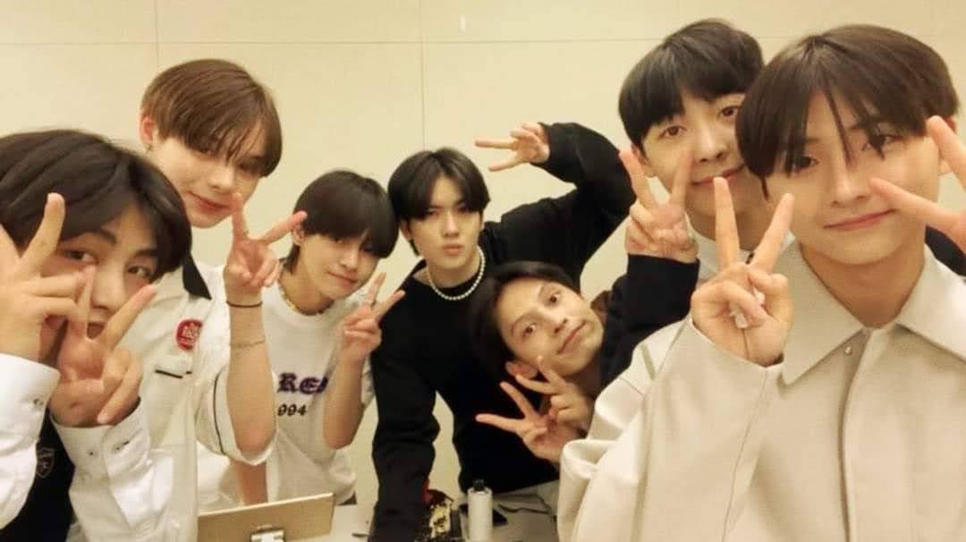 amoatAsonmivida's tweet photo. Happy 5th anniversary my loves, my forever seven, my forever trainee a ♡ https://t.co/s2qwUnnA9b