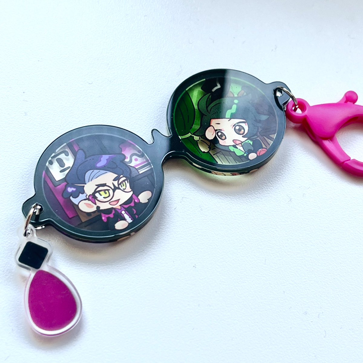 ftk_gm's tweet photo. レンズ窓アクキーはアクリルパーツとイメージカラーカラビナを別で取り寄せて、手作業でチャームを付けました
とてもかわいくできた気がする https://t.co/mxdlnjv4id