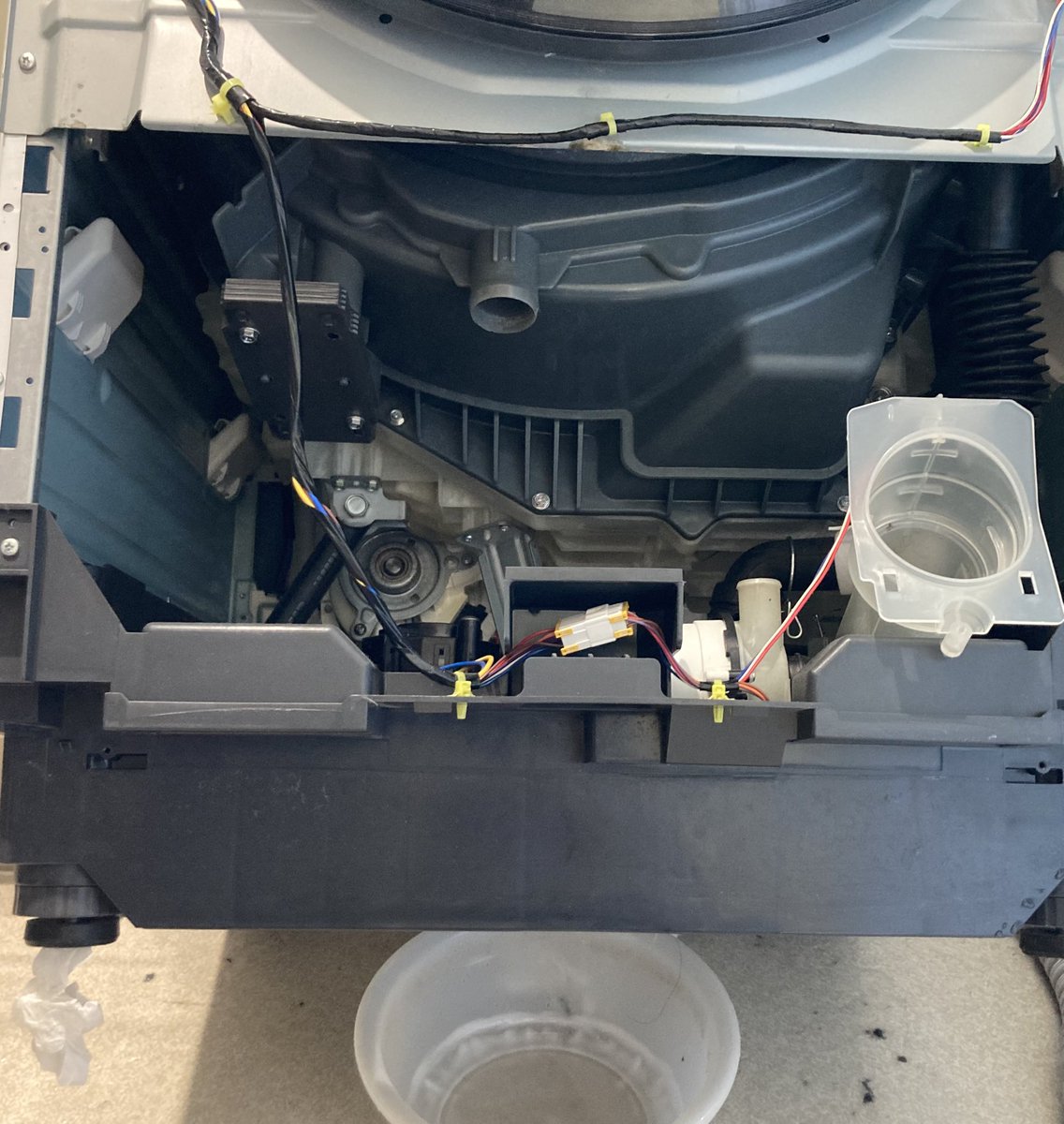 origmn_dory's tweet photo. 分解して自力で修理‼️

パナソニックの洗濯機NA-VX3700L
今朝からU11（排水エラー）が、排水口でも排水トラップでもない理由で発生😅
分解して3枚目の写真の囲ってあるところを外したら、大量の繊維ゴミが詰まってました🤮

綺麗に掃除して復活✨
我ながら頑張った‼️‼️

#ドラム式洗濯機
#分解 https://t.co/9wG8Y6GT0W