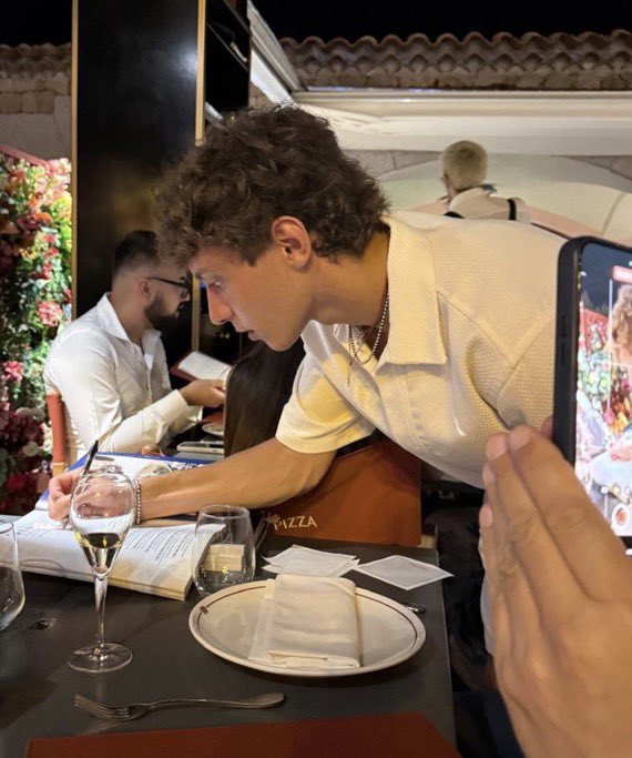 “ ไม่ได้ทักหานานเลยครับ สวัสดีตอนบ่ายครับทุกคน ”

ヽ(*＾ω＾*)ﾉ