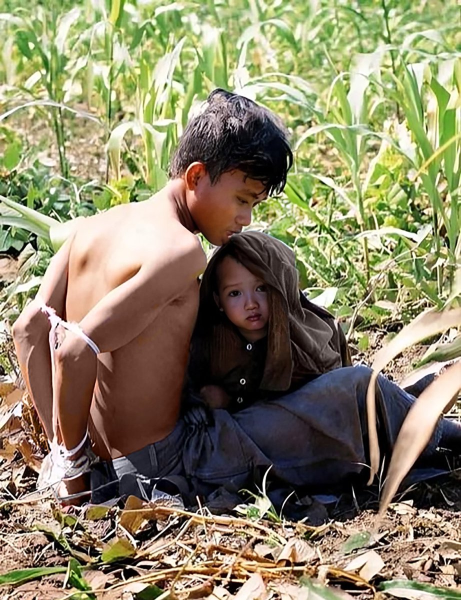 Un padre vietnamita es maniatado y capturado por el ejército imperialista de EEUU, "abraza" a su pequeño hijo de 3 años por última vez, antes de desaparecer y ser llevado a un campo de tortura en el sur de Vietnam.

Bồng Sơn, al noreste de Saigón, 17 de febrero de 1966.
