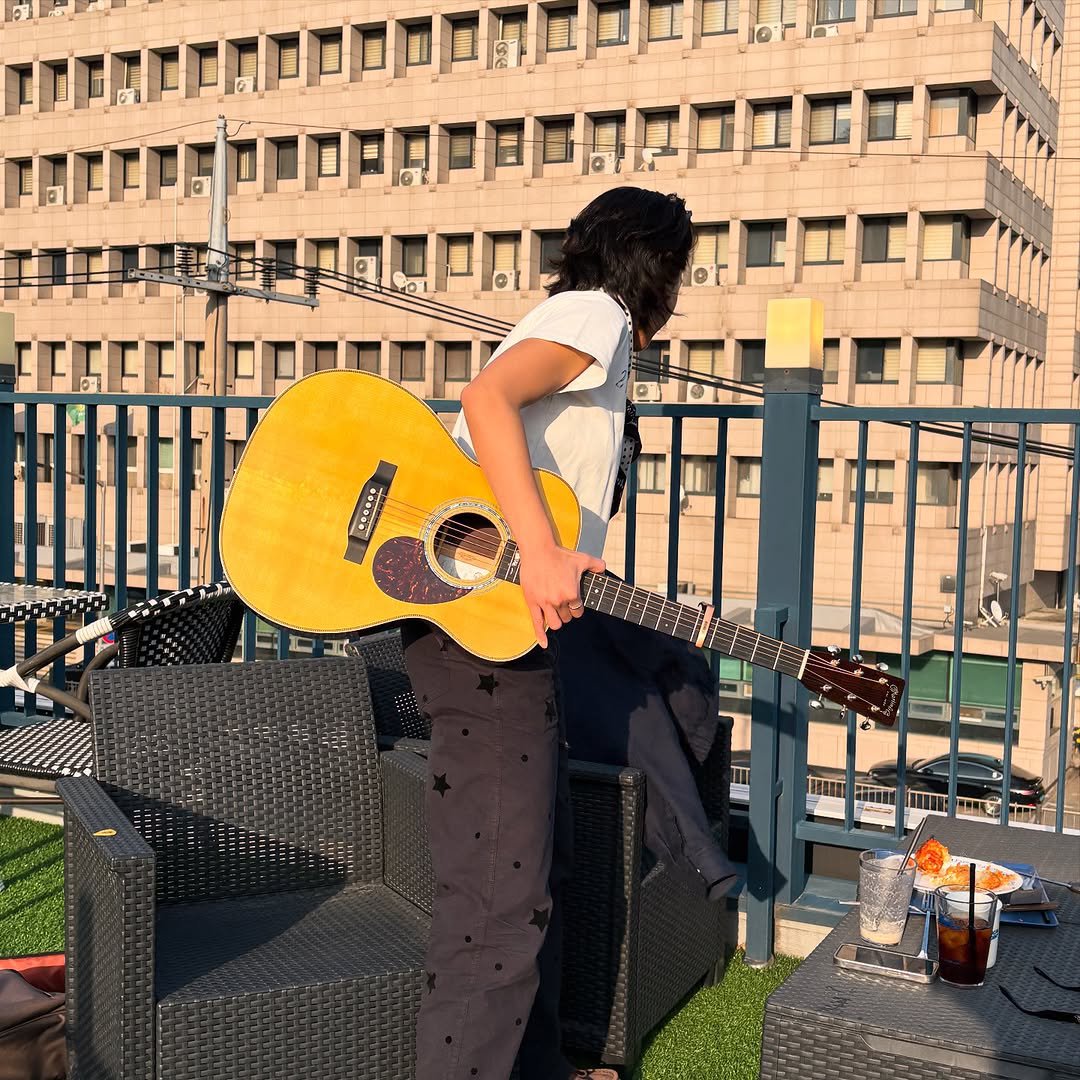 Rolling through the streets, chasing a feeling I can’t name.
Strumming my thoughts, hoping somehow it reaches you. 🎸🛹✨