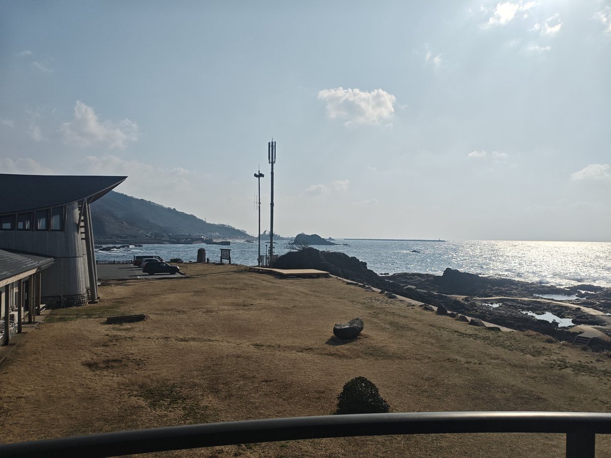 wnd_ina's tweet photo. 東京から関越道を走りきり、日本海東北道を走りきり、国道七号を北上し、ついに東京から400km。山形。
大分遅いお昼ごはん。 https://t.co/EIGmQOtilS