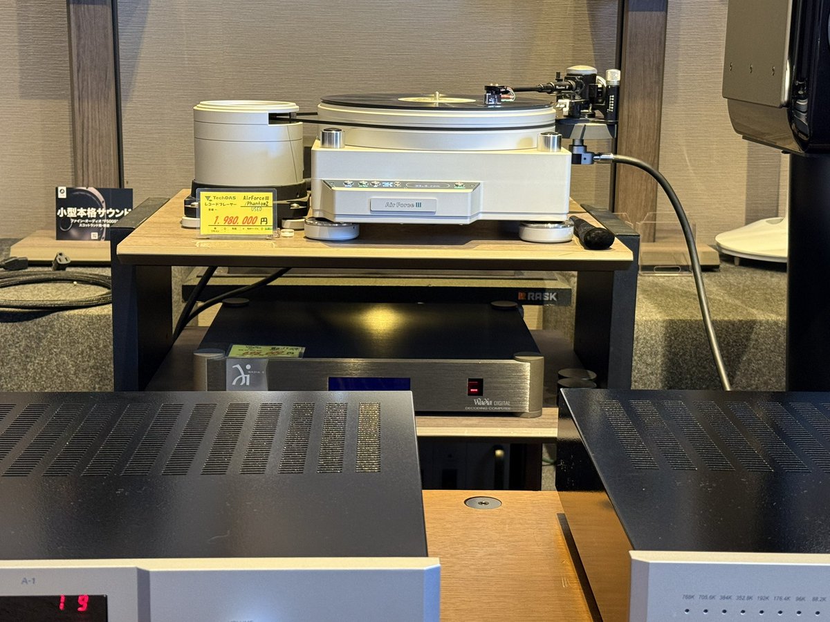 maxaudio_tw's tweet photo. 改めて聴いてみる!
やっぱりお買い得だよなぁ(^^)
#techdas
#airforce3
#マックスオーディオ
#maxaudio
#audio
#ハイエンドオーディオ
#中古オーディオ
#accuphase
#mcintosh
#luxman
#jbl
#marantz
#esoteric
#ygacoustics
#北九州
#福岡
#オーディオ専門店 https://t.co/fBhGnA69IC