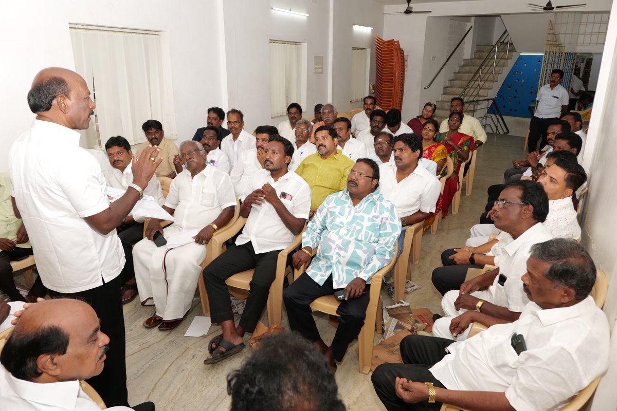 Subramanian_ma's tweet photo. சென்னை தெற்கு மாவட்டக் கழக அலுவலகத்தில் சைதை தொகுதிக்குட்பட்ட நிர்வாகிகளுடனான ஆலோசனைக் கூட்டம் மிகச் சிறப்பாக நடைபெற்றது... #Masubramanian #TNHealthminister https://t.co/0kZQdDFlsK
