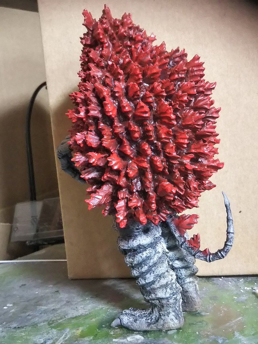 獣志道さんのガラモンのガレージキット製作。鼻を少し黒くして、少し茶色を手足に吹いて汚しました。これで完成とします。もともとのキットのクオリティーが高いので作るのも楽しかったです。あとはダムのジオラマ頑張ります。