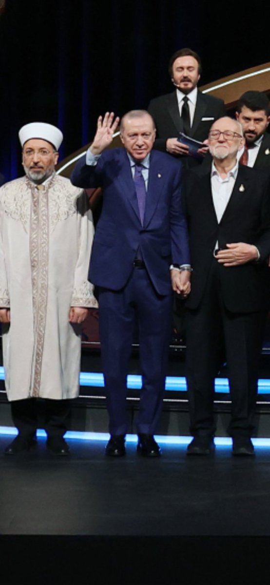 Herifte her türlü namussuzluk var.
Sisi'yle de can ciğer oluyor, yine de rabia selamını utanmadan veriyor.

Çünkü hangi davara hangi otu atacağını biliyor.

Ve bu iki çelişkiyi utanmadan, sıkılmadan, gözünü kırpmadan yapacak kadar da karaktersiz!