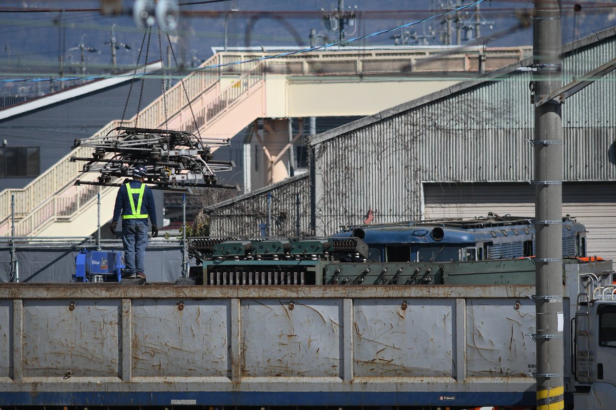 R.I.P. EF62 7[篠]
側面ナンバー上の🟡は1987年当時、長野地区の国鉄清算事業団管理車に貼付されていたものです。
民営化に取り残されて40年、この姿のまま現存していたのは驚きでしたね。