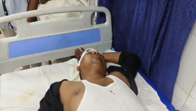 AajKiKhabarNews's tweet image. चकिया

चकिया में पत्रकार पर हमला, हालत गंभीर

अवैध खनन माफियाओं पर आरोप

मारपीट के बाद वाराणसी ट्रामा सेंटर रेफर

इलाके में आक्रोश, पत्रकारों में नाराजगी

पुलिस कार्रवाई पर उठे सवाल

सुरक्षा की मांग तेज

#chakia #journalistattack #illegalmining #upnews #breaking #mediasecurity