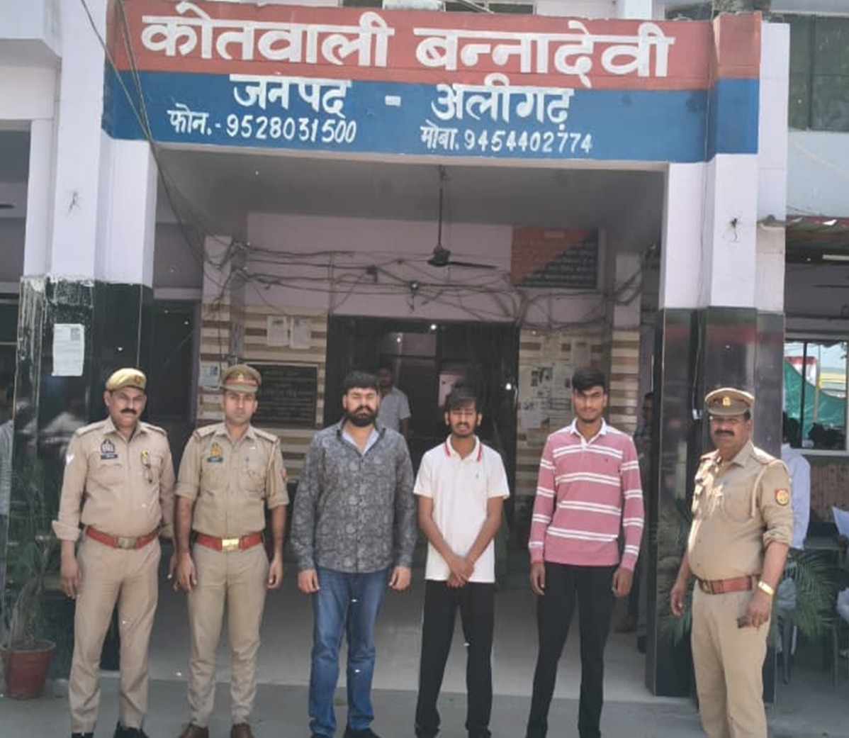 deepakrajput79's tweet photo. @SashaktPrabhat @aligarhpolice @dgpup @Uppolice अलीगढ़ पुलिस  हिस्ट्री शीटरों से हथियार बरामद करने में क्या रही विफल....?
 या रहा माननीयों का दबाव 
@myogiadityanath @myogioffice @Uppolice @dgpup @adgzoneagra @aligarhpolice https://t.co/BQEnyY8OED
