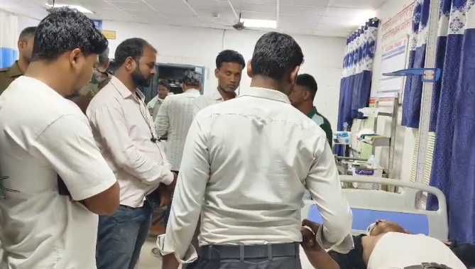 AajKiKhabarNews's tweet image. चकिया

चकिया में पत्रकार पर हमला, हालत गंभीर

अवैध खनन माफियाओं पर आरोप

मारपीट के बाद वाराणसी ट्रामा सेंटर रेफर

इलाके में आक्रोश, पत्रकारों में नाराजगी

पुलिस कार्रवाई पर उठे सवाल

सुरक्षा की मांग तेज

#chakia #journalistattack #illegalmining #upnews #breaking #mediasecurity