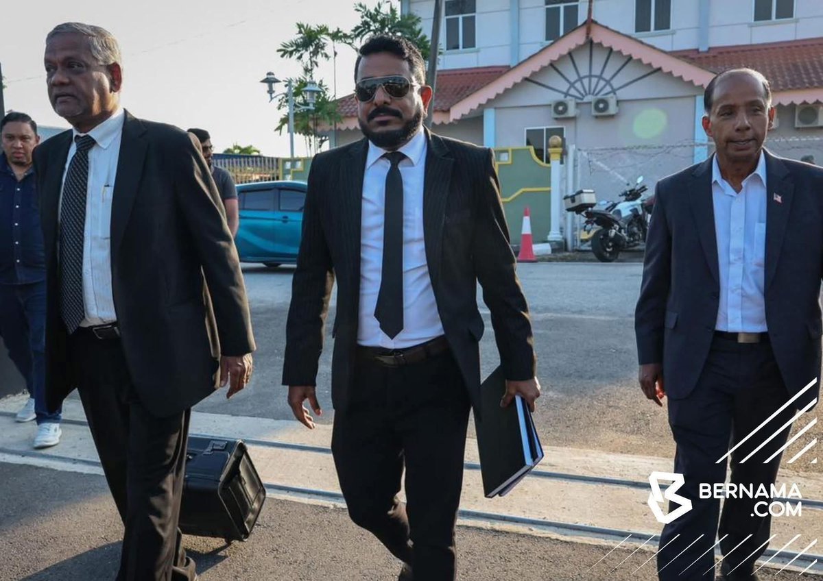 lady_bugg11's tweet photo. Kulasegaran, awak Timbalan Menteri setiap tindakan ada kesan. Apa yang berlaku sekarang jelas mencalar imej Kerajaan Madani dan DAP.

Mungkin bagi awak ini soal hubungan lama dengan Arun. Tapi rakyat tak nilai niat, mereka nilai apa yang nampak.

Dalam isu ini, komuniti Muslim nampak:
 1. Awak bersama pihak yang mempertahankan pencerobohan tanah.
 2. Individu yang sering cetus ketegangan dengan masyarakat Muslim.
 3. Seseorang yang sedang berdepan tindakan undang-undang.

Itu yang terbentuk di mata rakyat.

Kalau pendirian peribadi lebih utama, mungkin sudah tiba masa awak berundur dari jawatan sebagai Timb. Menteri Madani.