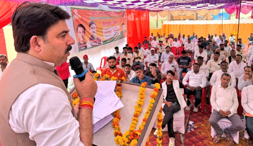 shalabhmani's tweet photo. देवरिया के गौरी बाजार विकास खंड में आयोजित लोकार्पण समारोह में 50 से ज्यादा विकास कार्यों का लोकार्पण कर क्षेत्र के सम्मानितजनों को शुभकामनाएं एवं बधाई दी।

इस अवसर पर गौरी बाजार की ब्लॉक प्रमुख श्रीमती अनीता निषाद जी, ब्लॉक प्रमुख प्रतिनिधि एवं हम सभी के प्रिय श्री विश्व विजय निषाद जी समेत पार्टी के सभी वरिष्ठजन उपस्थित रहे। लोकार्पित विकास कार्यों/योजनाओं से दर्जनों गांव में विकास के नए आयाम स्थापित होंगे, विकास का यह प्रयास निरंतर जारी रहेगा।