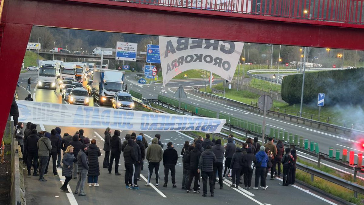 LABsindikatua's tweet photo. ❗️N1 errepidea itxita norantza bietan Andoain-en

❗️Cortada la carretera N1 a la altura de Andoain en ambos sentidos 

📣Gutxieneko soldata hemen erabaki! 

#M17GrebaOrokorra
#HemenErabaki
#SMIpropio
#MejorarSalarios https://t.co/94pFavIXjr