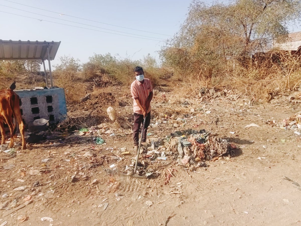 KamparadiG's tweet photo. સ્વચ્છતા હી સેવા અભિયાન અંતર્ગત ગઢડા તાલુકા ના કાંપરડી ગ્રામ પંચાયત દ્વારા  મુખ્ય રસ્તા પર સ્વચ્છતા અભિયાન ની કામગીરી હાથ ધરવામાં આવી હતી. 
#SBMRGujarat
#SHSGujarat2026
@crdgujarat1
@Collectorbotad
@DDOBOTAD
@BotadDrda
@InfoBotadGoG
@TDOGADHADA
@GujDCoffice https://t.co/PzyVbFC04X