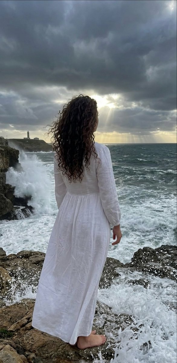 هذا الشخص الذي اعتاد أن يكلمك في كل المناسبات ويكون معك في كل المواقف، يوجّهك، يلّمك، أو يحتويك..
لم يتغير، ولم يملّ منك، ولا هو شبع من قلة أصلٍ أو أخذٍ دون رد.

ببساطة صارت عنده مشاغلٌ أو ظروف لستَ فيها، أو بالأصح: لم تعطه من وقتك ومن اهتمامك لتصير فيها، أو لتعرفها، لقد أخذتَ