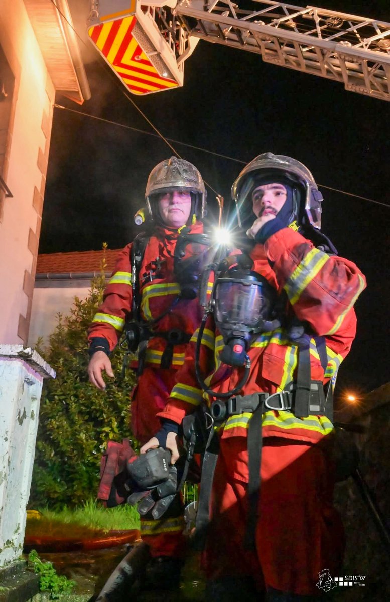 Sdis_87's tweet photo. #intervention 
Nuit chargée pour les sapeurs #pompiers 🧑‍🚒👨🏻‍🚒de #Limoges qui ont lutté une partie de la nuit contre un violent feu 🔥 d'appartement dans le quartier de la gare à Limoges. https://t.co/ogRUvKgEX1