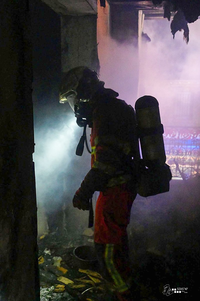 Sdis_87's tweet photo. #intervention 
Nuit chargée pour les sapeurs #pompiers 🧑‍🚒👨🏻‍🚒de #Limoges qui ont lutté une partie de la nuit contre un violent feu 🔥 d'appartement dans le quartier de la gare à Limoges. https://t.co/ogRUvKgEX1