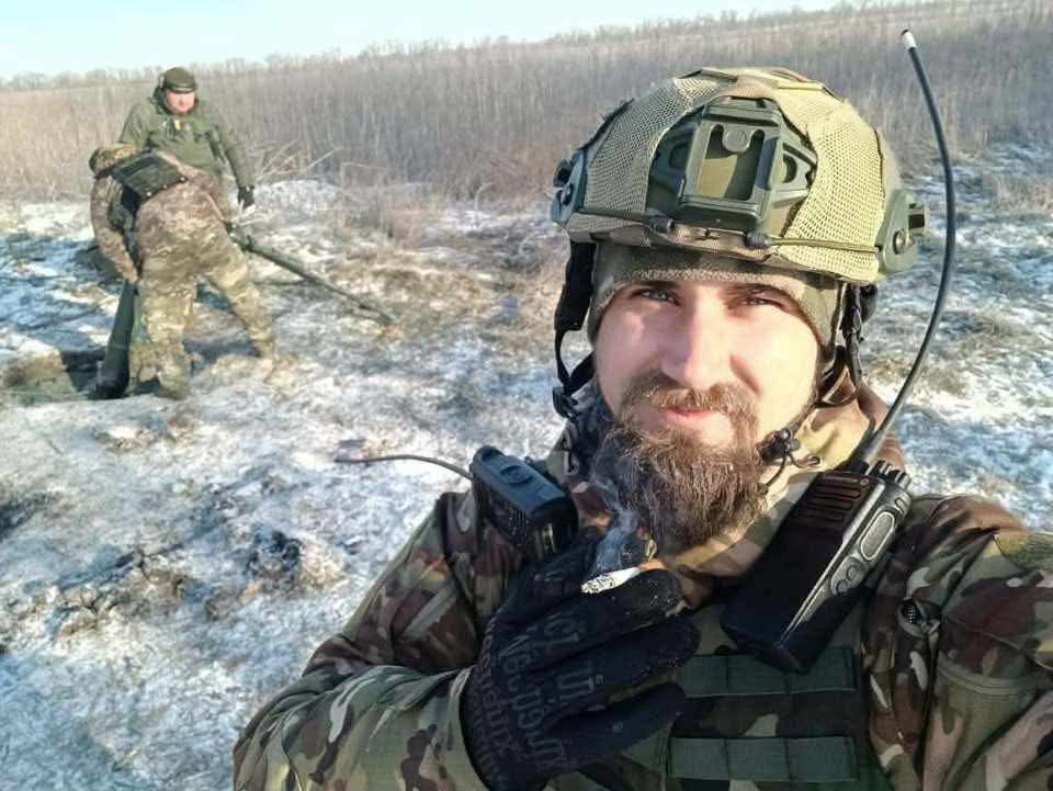 u_kraine's tweet photo. Тред 

Сергій Запорожець, позивний «ЗЕП».
Воював із 2014-го. Пройшов Іловайський котел, пережив полон, бився за Авдіївку, де був відзначений нагородою. Одинадцять років чесної війни.

Загинув біля Новоіванівки на Запоріжжі. Позиції просто стерли КАБами. https://t.co/sHwZVRNXSP